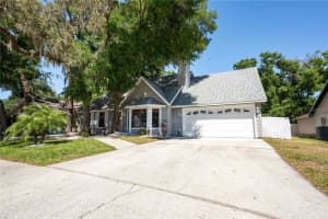 1916 River Crossing Dr, VALRICO