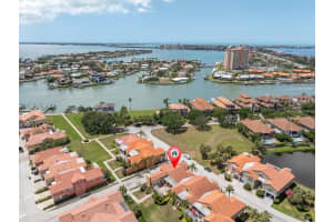 19 Crescent Pl S, ST PETERSBURG