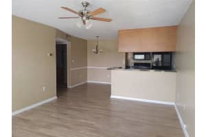 215 Lake Brook Cir #201, BRANDON