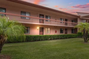 143 Lakeside Dr #143, OLDSMAR