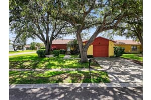 907 Old Field Dr, BRANDON
