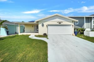 17596 1st St E, REDINGTON SHORES