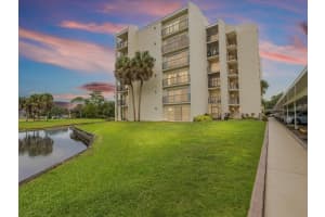 225 Country Club Dr #1211, LARGO