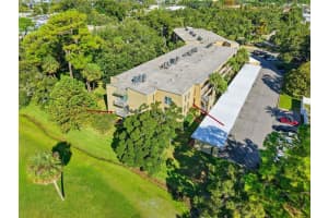 225 Country Club Dr #e252, LARGO