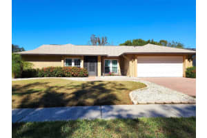 1328 Corner Oaks Dr, BRANDON