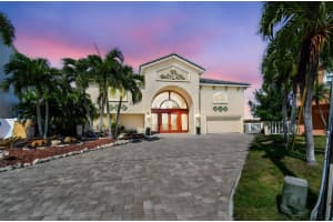 582 Johns Pass Ave, MADEIRA BEACH