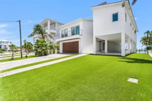 905 Bay Point Dr, MADEIRA BEACH