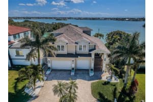 709 Harbor Dr, BELLEAIR BEACH