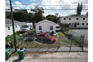 1880 Nw 65th St, MIAMI