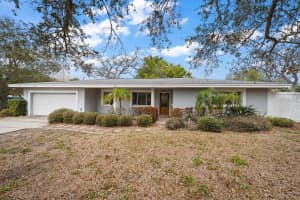 230 Garden Cir, BELLEAIR