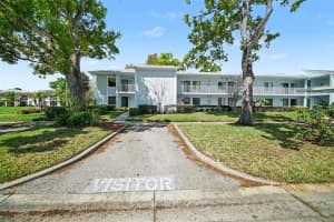 303 Martha Ln #303, OLDSMAR