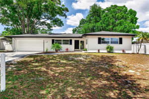 2141 Indian Ave S, BELLEAIR BLUFFS