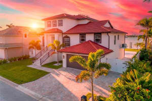 4 Paradise Ln, TREASURE ISLAND