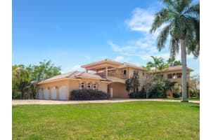 7150 Peppertree Circle, Davie