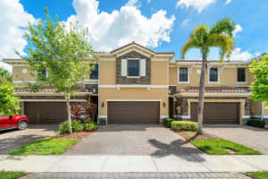 820 W Village Circle, Davie
