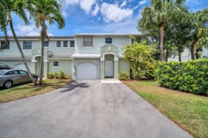 4841 Grapevine Way, Davie