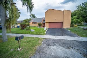 6940 Nw 45 St, Lauderhill