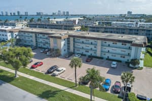 124 Shore Court 302, North Palm Beach