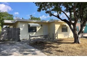 327 W Pine Street, Lantana