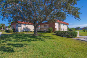 68 Royal Oak Court 202, Vero Beach
