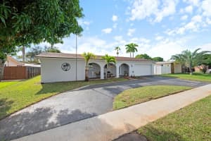 8820 Nw 4th Street, Pembroke Pines