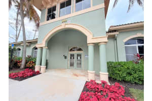 330 Crestwood Circle N 202, Royal Palm Beach