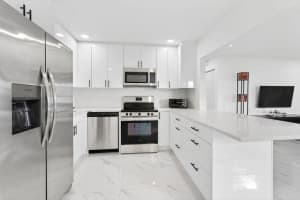 688 Sw Lake Court, Boynton Beach